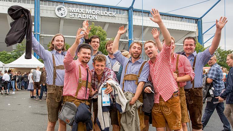 Beste Stimmung: Andreas-Gabalier-Fans vor dem Konzert im Nürnberger Max-Morlock-Stadion.