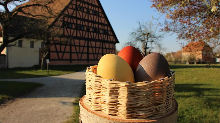 'Hosagärtla' dürfen Kinder im Fränkisches Freilandmuseum in Bad Windhsheim selber anfertigen und mit Hause nehmen. Füllen muss sie dann der Osterhase …