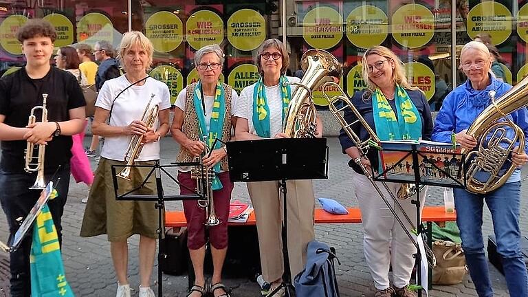 Auf dem Foto (von links): Ursus Meidl, Prisca Schneider, Eva Eisele, Daniela Schirmer, Annette Geißendörfer-Opp, Ann-Margret Schlüter. Auf dem Foto (von links): Ursus Meidl, Prisca Schneider, Eva Eisele, Daniela Schirmer, Annette Geißendörfer-Opp, Ann-Margret Schlüter.