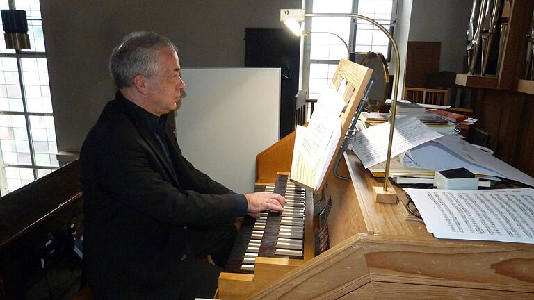 Abwechslungsreich die Registrierung, meisterhaft das Spiel: Kirchenmusikdirektor Mark Genzel führte mit der Orgelmatinée in die Passionszeit ein.&nbsp;