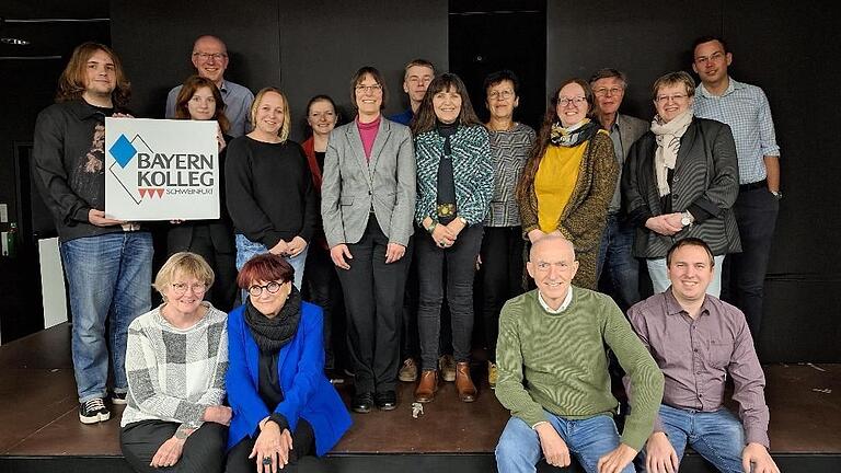 Im Bild Beirat und Vorstandschaft vorne: Annette Günther, Johanna Bonengel, Hermann Göb, Marcel Bühner; hinten Artem Kurennyi, Olha Batchenko, Andreas Goller, Nicole Küllmer, Monika Joachim, Gabriele Seelmann, Richard Derleth, Hilde Stübler-Vittmann, Martina Wilm-Kiesel, Jürgen Ofen, Ute Münster-Ofen, Johannes Bethmann.