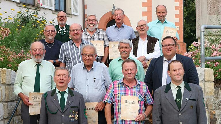 Die Geehrten für 40, 50 und 60 Jahre mit 2. Gauschützenmeister Otto Iff (hinten links), 2. Schützenmeister Werner Kirchner (vorne links), 1. Schützenmeister Werner Schneider (vorne rechts) und 1. Bürgermeister und Schirmherr Alexander Bergmann (vorne rechts hinter W. Schneider). Die Geehrten für 40, 50 und 60 Jahre mit 2. Gauschützenmeister Otto Iff (hinten links), 2. Schützenmeister Werner Kirchner (vorne links), 1. Schützenmeister Werner Schneider (vorne rechts) und 1. Bürgermeister und Schirmherr Alexander Bergmann (vorne rechts hinter W. Schneider).
