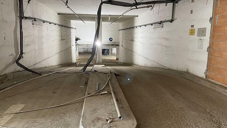 Die Tiefgarage ist gegen Auftreiben gesichert, getrocknet und kann nun saniert werden. Die Tiefgarage ist gegen Auftreiben gesichert, getrocknet und kann nun saniert werden.
