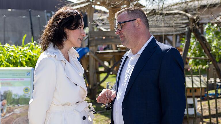 Spargelbauer Ingo Reinhart im Gespräch mit MdB Dorothee Bär: Reinharts Hof wurde in diesem Jahr für die bayernweite Auftaktveranstaltung der Spargelsaison ausgewählt. Spargelbauer Ingo Reinhart im Gespräch mit MdB Dorothee Bär: Reinharts Hof wurde in diesem Jahr für die bayernweite Auftaktveranstaltung der Spargelsaison ausgewählt.