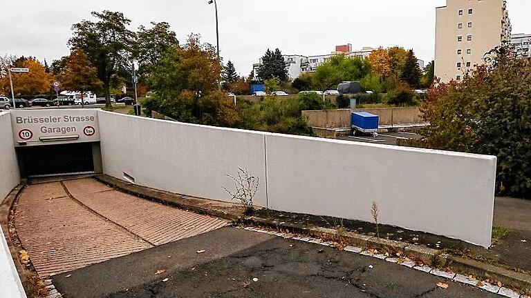 Einfahrt Brüsseler Straße: Stadt und Eigentümer streiten seit Jahren über die Kosten für die Sanierung der Tiefgaragen im Hochhaus-Viertel am Heuchelhof.