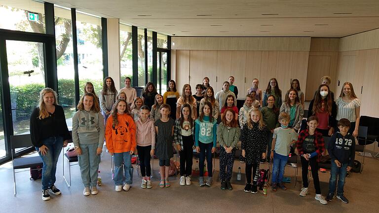 Karin Riegler mit dem Kinderchor Kids und dem Jugendchor Teenies.