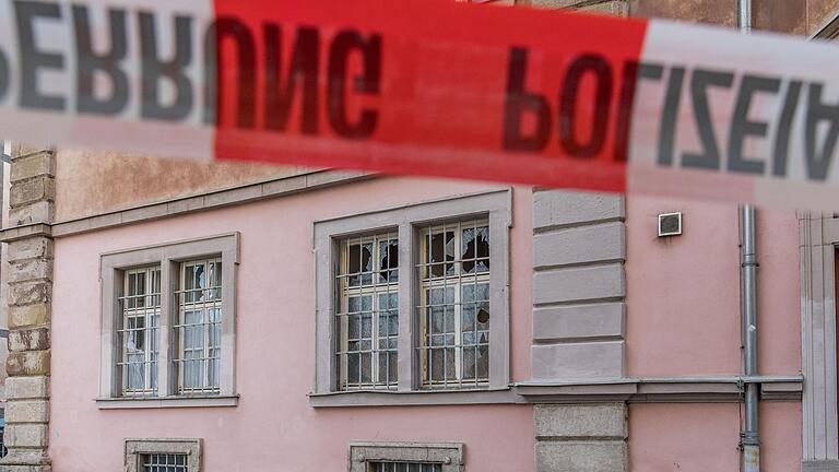 Unbekannte haben in der Silvesternacht&nbsp; eine Kugelbombe&nbsp; am Peterplatz in Würzburg gezündet. Blick auf das betroffene Haus, das mit Absperrband gesichert ist. Rund 15 Fenster zerbarsten.