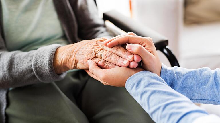 Senioren und Angehörige sollten sich frühzeitig über das Leben im Alter unterhalten.       -  Senioren und Angehörige sollten sich frühzeitig über das Leben im Alter unterhalten.