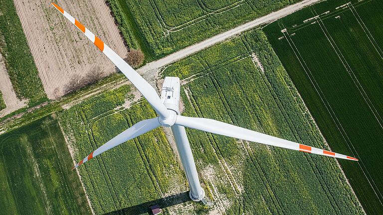 Mindestens 20, besser noch 25 Windräder will der Landkreis Haßberge errichten. Und sie sollen höher sein und mehr Leistung bringen als die existierenden Anlagen. (Symbolbild)