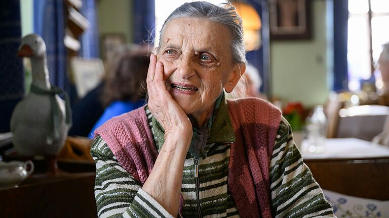 Rita Blum sitzt am Dienstag in der Gaststube am Schützenhof in Würzburg. Die 92-Jährige arbeitet seit 70 Jahren im Schützenhof.