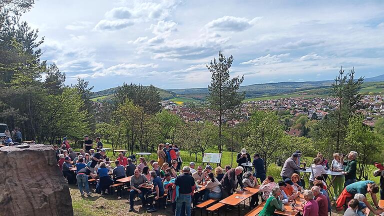 Der geografische Mittelpunkt in Nüdlingen ist feierlich eingeweiht worden.       -  Der geografische Mittelpunkt in Nüdlingen ist feierlich eingeweiht worden.