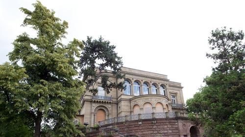 Villa Berg       -  Verlassene Baustelle: Die Villa Berg in Stuttgart entstand zwischen 1845 bis 1853 für den Kronprinzen und späteren König Karl von Württemberg und dessen Ehefrau Olga, Großfürstin von Russland. Der Süddeutsche Rundfunk ließ 1950 seinen Großen Sendesaal in das im Krieg ausgebrannte Gebäude einbauen. Noch bis 2007 gehörte es dem Südwestrundfunk (SWR).