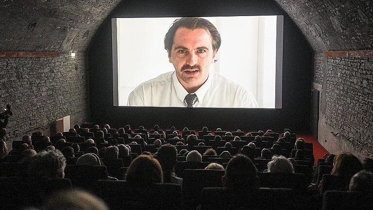 44. Internationales Filmwochenende im Central Kino in Würzburg: Volles Haus bei der Premiere des Filmes Perfect Silence von Thomas Heinemann.