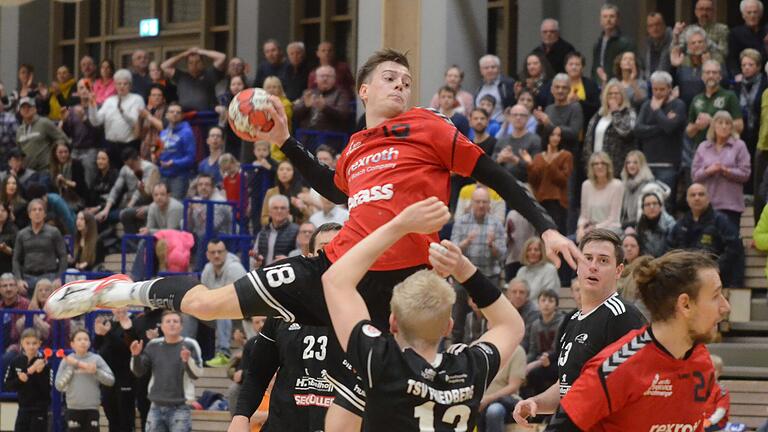 Handball Bayernliga, TSV Lohr - TSV Friedberg am Samstag, 18. Januar 2020: mit Ball Jannik Schmitt (Lohr)