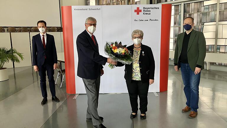 Neuer Vorstand des BRK-Kreisverbandes: Hartmut Bräuer gratuliert Helga Fleischer, seiner Nachfolgerin im Vorsitz. Im Hintergrund Landrat Florian Töpper, erster stellvertretender Vorsitzender, und Bernd Weiß, zweiter stellvertretender Vorsitzender.