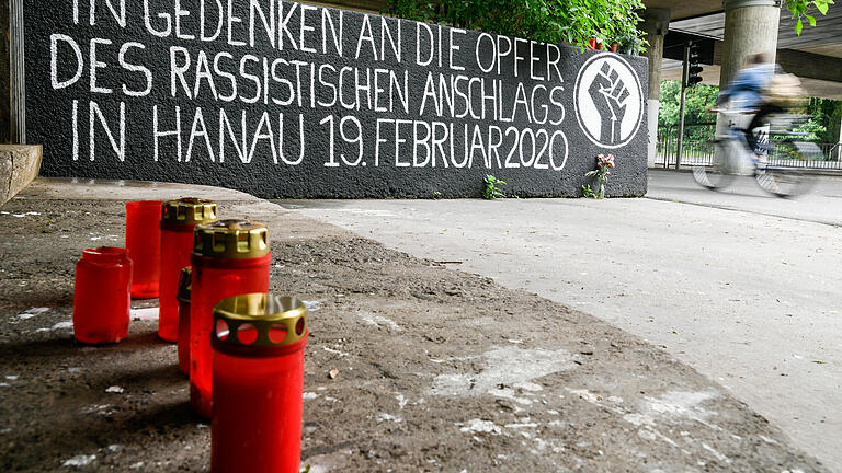 Am Treppenaufgang zum Würzburger Stadtring an der Straßenbahnhaltestelle Dallenbergbad erinnert ein Mahnmal an die Opfer des Terroranschlags von Hanau.