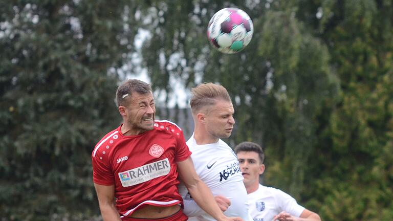 Viel beschäftigte Abwehrspieler: Karlburgs Marvin Schramm (rechts) klärt gegen Stephan König vom SC Feucht.