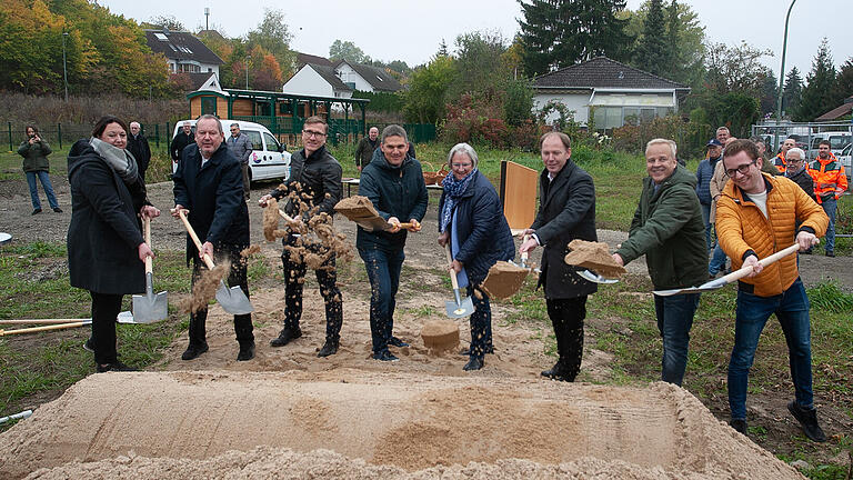 Aufbruch in Kitzingen: Mit acht Spaten starteten die Projektbeteiligten im Herbst 2019 den Neubau der Kita Alemannenstraße. Es ist nur eines von vielen familienfreundlichen Vorhaben.