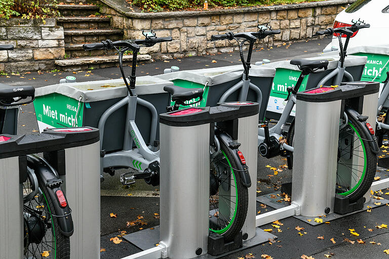 Jetzt im Angebot: E-Lastenräder stehen in der Station in Grombühl.