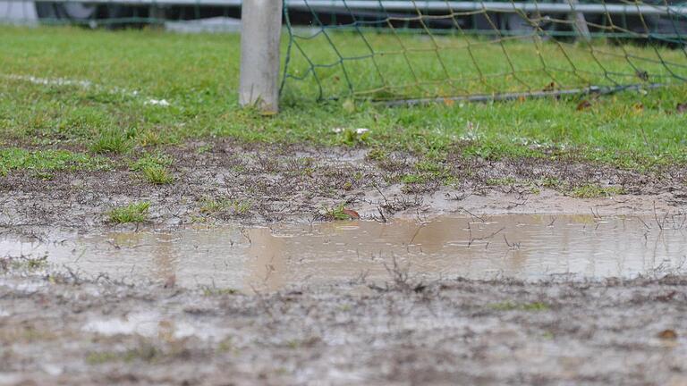 Pfützen und Matsch: So in etwa hat es auch auf dem Fußballplatz in Burgfarrnbach ausgesehen, weswegen die Regionalliga-Partie zwischen Greuther Fürth II und dem FC 05 Schweinfurt abgesetzt worden ist.