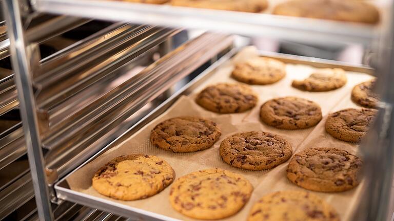 Cookie-Couture in Stuttgart kurz vor der Eröffnung       -  Frisch aus dem Ofen kommen die Cookies - und werden dann noch belegt.