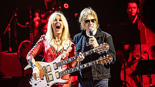 Lita Ford und Glenn Hughes (Deep Purple & Black Sabbath) rocken das Publikum mit dem Song 'Close my eyes forever'. Begeistertes Publikum bei 'Rock meets Classic' am Sonntag 13.04.25 in der tectake Arena in Würzburg.