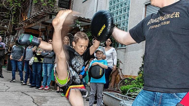 Weyersfeld feiert seinen ersten Weltmeister. Der neunjährige Tyler Felde gewinnt bei der Weltmeisterschaft des ISKA-Kickbox-Verbandes in Portugal Gold im „Junior Muay Thai“ und außerdem Bronze im sogenannten Leichtkontakt. Auf unserem Bild demonstriert Tyler mit seinem Vater Andrei Felde Elemente aus seiner Sportart. Weyersfeld feiert seinen ersten Weltmeister. Der neunjährige Tyler Felde gewinnt bei der Weltmeisterschaft des ISKA-Kickbox-Verbandes in Portugal Gold im „Junior Muay Thai“ und außerdem Bronze im sogenannten Leichtkontakt. Auf unserem Bild demonstriert Tyler mit seinem Vater Andrei Felde Elemente aus seiner Sportart.