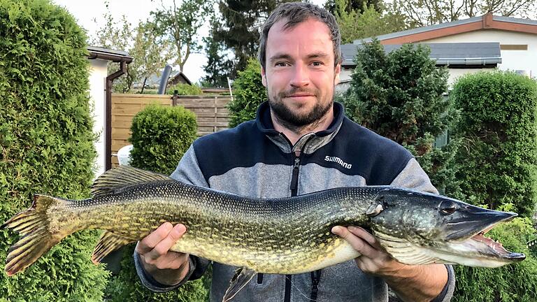 Ein toller Hecht: Ceven Klatt, Trainer des Handball-Zweitligisten DJK Rimpar Wölfe, ist passionierter Angler. Im Rahmen einer Crowdfunding-Aktion des Klubs in der Corona-Krise kann ein Fan für 250 Euro mit Klatt angeln gehen.