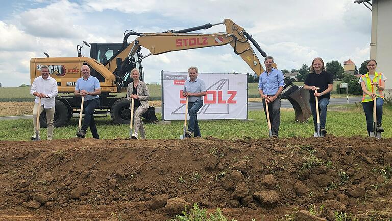 Ein Spatenstich mit Tragweite: Beim Baubeginn für den neuen Großparkplatz am Giebelstadter Ortsrand (von links) Stefan Schirm (Bautechniker Markt Giebelstadt), Bürgermeister Helmut Krämer, Daniela Kircher vom Sachgebiet Städtebauförderung an der Regierung von Unterfranken, dritter Bürgermeister Georg Kuhn, Ralph Schäffner vom Landschaftsarchitektenbüro arc.grün aus Kitzingen sowie Alexander Stolz und Lena Sachs vom Bauunternehmen Gebr. Stolz aus Hammelburg.