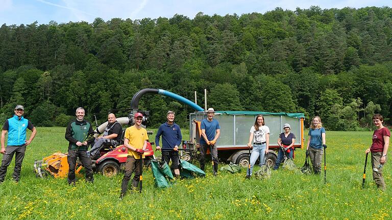 Freiwillige des Vereins „Bergwaldprojekt“ stechen die giftigen Pflanzen des Wasserkreuzkrauts im gesamten Naturschutzgebiet Sinngrund aus. Über den Einsatz freuen sich (von links) Christian Salomon, Gebietsbetreuer Naturpark Spessart, und Julian Bruhn, stellvertretender Geschäftsführer Naturpark Spessart. Freiwillige des Vereins „Bergwaldprojekt“ stechen die giftigen Pflanzen des Wasserkreuzkrauts im gesamten Naturschutzgebiet Sinngrund aus. Über den Einsatz freuen sich (von links) Christian Salomon, Gebietsbetreuer Naturpark Spessart, und Julian Bruhn, stellvertretender Geschäftsführer Naturpark Spessart.