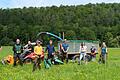 Freiwillige des Vereins „Bergwaldprojekt“ stechen die giftigen Pflanzen des Wasserkreuzkrauts im gesamten Naturschutzgebiet Sinngrund aus. Über den Einsatz freuen sich (von links) Christian Salomon, Gebietsbetreuer Naturpark Spessart, und Julian Bruhn, stellvertretender Geschäftsführer Naturpark Spessart.