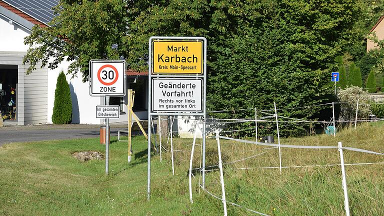 Die Schilder an der Ortseinfahrt weisen auf die Tempo 30-Zone im gesamten Ortsbereich und auf die 'Rechts vor links'-Regelung hin.