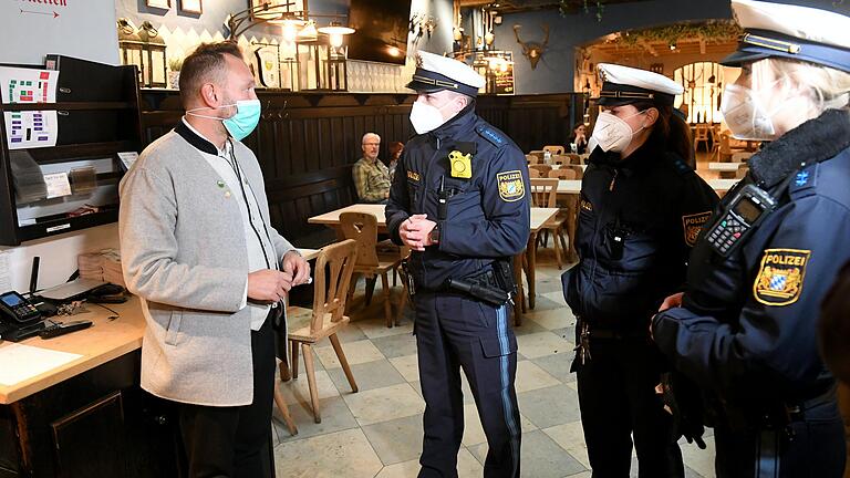 In ganz Bayern werden derzeit unter anderem Gastronomiebetriebe von der Polizei kontrolliert. In ganz Bayern werden derzeit unter anderem Gastronomiebetriebe von der Polizei kontrolliert.