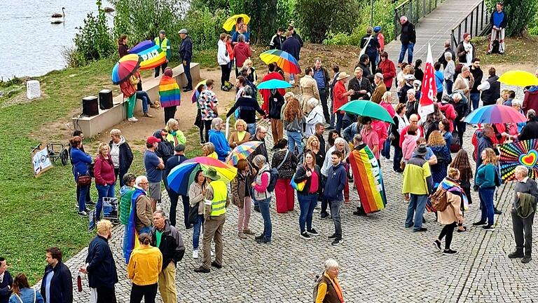 Bunte Schirme, Regenbogenflaggen und Plakate für eine friedliche Gesellschaft und demokratisches Miteinander – die Mahnwache am Kitzinger Bleichwasen. Bunte Schirme, Regenbogenflaggen und Plakate für eine friedliche Gesellschaft und demokratisches Miteinander – die Mahnwache am Kitzinger Bleichwasen.