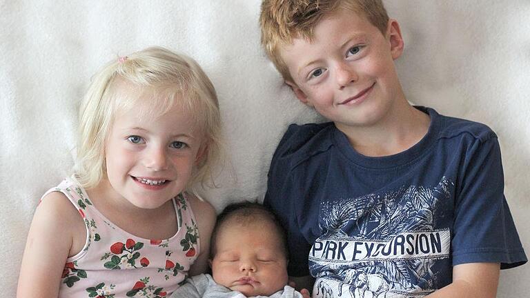 Leo Scheuring aus Humprechtshausen erblickte am 11. Juni um 14.25 Uhr das Licht der Welt. Der kleine Mann wog bei seiner Geburt 4040 Gramm und war 52 Zentimeter groß. Über ihn freuen sich seine Eltern Christina und Sebastian Scheuring, ebenso seine beiden älteren Geschwister Hannes (7) und Ida (3).