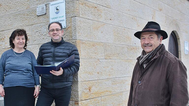 Athanasios Michos und seine Mutter Maria Michou erinnern sich mit Kurt Mauer, damals Bürgermeister der Marktgemeinde Trappstadt, an ihre Anfänge im Grünen Baum. Athanasios Michos und seine Mutter Maria Michou erinnern sich mit Kurt Mauer, damals Bürgermeister der Marktgemeinde Trappstadt, an ihre Anfänge im Grünen Baum.