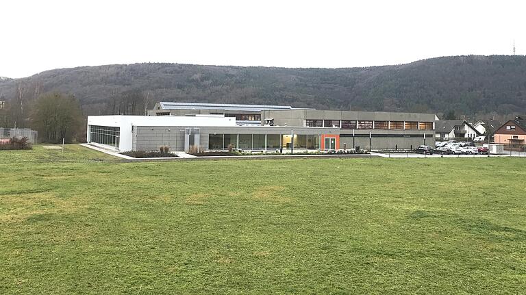 Auf diesem Sportplatz zwischen Hallenbad und Bahndamm soll der Neubau für die Kita St. Martin entstehen.&nbsp;