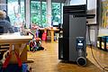 Ein Luftfilter steht in einem Klassenraum - ein Bild, das an vielen Schulen zur Gewohnheit werden wird. Auch an einigen Grund- und Mittelschulen im Landkreis Schweinfurt kommen solche mobilen Luftreiniger bereits zum Einsatz, oder deren Beschaffung wird derzeit geplant.