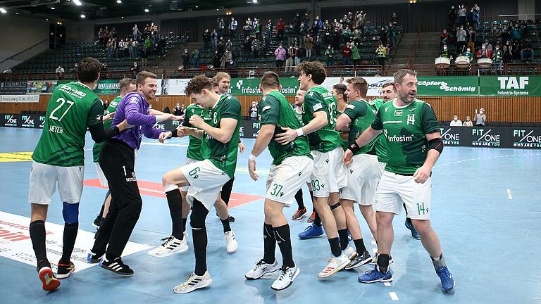 Freudentänze vor stehenden Fans: Die Zweiliga-Handballer der DJK Rimpar Wölfe feiern ihren Sieg über Spitzenreiter VfL Gummersbach. Freudentänze vor stehenden Fans: Die Zweiliga-Handballer der DJK Rimpar Wölfe feiern ihren Sieg über Spitzenreiter VfL Gummersbach.
