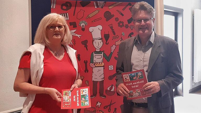 Margit Rosentritt stellte ihr Kinderbuch 'Ich weiß, was ich will! Und du?' gemeinsam mit Sozialreferent Jürgen Montag in der Schweinfurter Rathausdiele vor. Margit Rosentritt stellte ihr Kinderbuch 'Ich weiß, was ich will! Und du?' gemeinsam mit Sozialreferent Jürgen Montag in der Schweinfurter Rathausdiele vor.