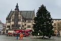 Der Weihnachtsbaum auf dem Schweinfurter Marktplatz wurde aufgestellt.