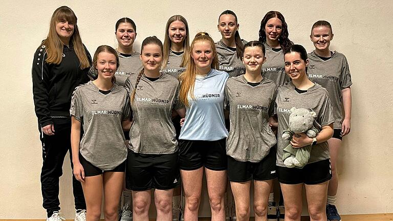 Am Titel beteiligten waren (hinten von links): Trainerin Nicole Geyer, Lenja Boiger, Sophie Gassner, Lotte Schröder, Anna Engel, Milena Heier. Vorn von links: Lena Fries, Maria Herrmann, Hannah Bausenwein, Hannah Warmuth, Hannah Potzel und immer mit dabei: Maskottchen Hugo <3. Am Titel beteiligten waren (hinten von links): Trainerin Nicole Geyer, Lenja Boiger, Sophie Gassner, Lotte Schröder, Anna Engel, Milena Heier. Vorn von links: Lena Fries, Maria Herrmann, Hannah Bausenwein, Hannah Warmuth, Hannah Potzel und immer mit dabei: Maskottchen Hugo <3.