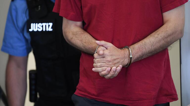 Geklaute Hörbücher sollen Internet-Händler auf der großen Plattform 'lesen und lauschen' vertickt haben - ehe ihnen die Zentralstelle Cybercrime in Bamberg das Handwerk legte.