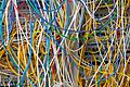 Kabel in den Anschlussbuchsen eines Großrechners.&nbsp;