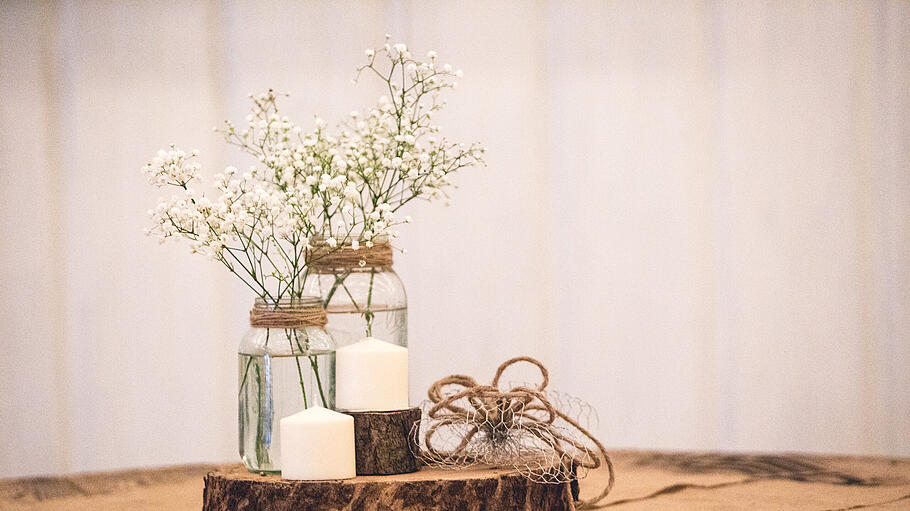 Rustic wedding reception decor       -  Baumstämme sind auf rustikalen Vintage-Hochzeiten kaum noch wegzudenken.