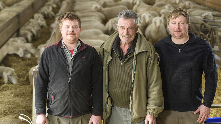 Schäfer Michael Papp (Mitte) und seine Söhne David (links) und Pascal in ihrem Stall in Opferbaum. Ab Ende April sind sie wieder mit ihren Schafen in der Region unterwegs. Schäfer Michael Papp (Mitte) und seine Söhne David (links) und Pascal in ihrem Stall in Opferbaum. Ab Ende April sind sie wieder mit ihren Schafen in der Region unterwegs.