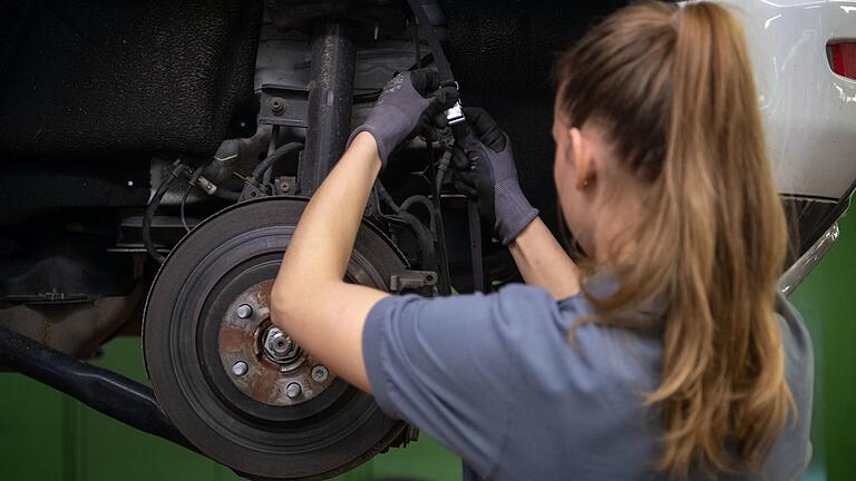 Eine Automechanikerin (Symbolbild) gilt noch immer als Exotin in einem typischen Männerberuf. Im Bewerbungsverhalten der Schulabgänger sind nach wie vor die klischeehaften Geschlechterrollen zu erkennen. Eine Automechanikerin (Symbolbild) gilt noch immer als Exotin in einem typischen Männerberuf. Im Bewerbungsverhalten der Schulabgänger sind nach wie vor die klischeehaften Geschlechterrollen zu erkennen.