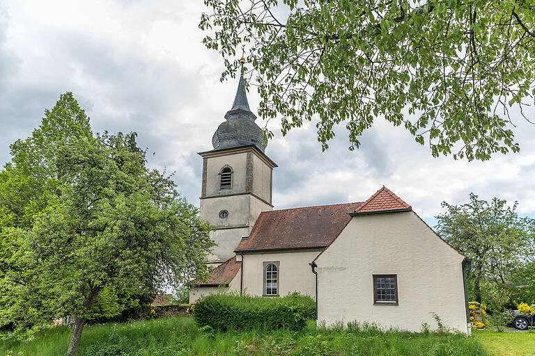 In Ebersbrunn: Blick auf die Kirche St. Vitus, die auf einem Hügel am Ortsrand liegt. Hinter der Kirche geht's durch einen Hohlweg wieder zurück in den Wald.