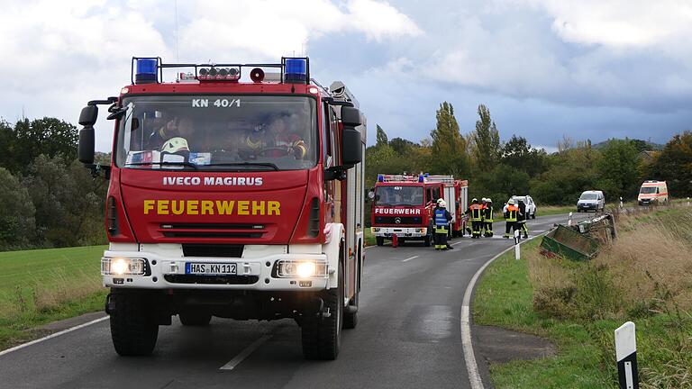 Weil zunächst Schlimmeres zu befürchten war, wurde ein Großalarm für zahlreiche Feuerwehren ausgelöst, die mit 75 Einsatzkräften anrückten. Weil zunächst Schlimmeres zu befürchten war, wurde ein Großalarm für zahlreiche Feuerwehren ausgelöst, die mit 75 Einsatzkräften anrückten.