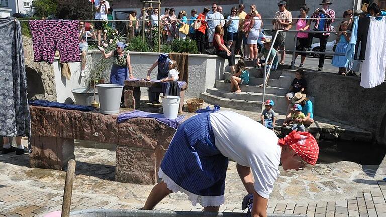 Offene Wanne, loses Mundwerk: Am Sattlersbach sind die Waschweiber in ihrem Element.